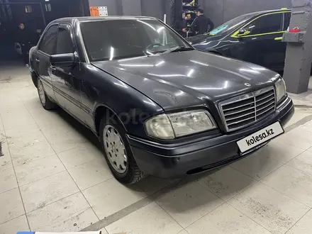 Mercedes-Benz C 180 1997 года за 1 500 000 тг. в Караганда – фото 2