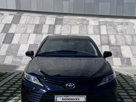 Toyota Camry 2021 года за 15 800 000 тг. в Алматы – фото 2