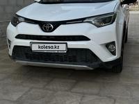 Toyota RAV4 2018 года за 13 500 000 тг. в Жанаозен