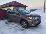 Toyota Highlander 2018 года за 14 500 000 тг. в Актобе – фото 2