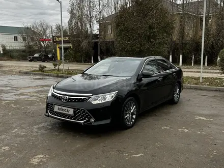 Toyota Camry 2015 года за 11 500 000 тг. в Актобе – фото 4