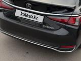 Lexus ES 300h 2018 года за 19 800 000 тг. в Усть-Каменогорск – фото 2