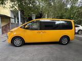 Hyundai Staria 2022 года за 15 800 000 тг. в Алматы – фото 2