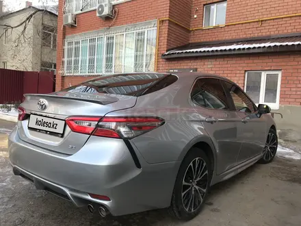 Toyota Camry 2019 года за 12 500 000 тг. в Уральск – фото 2