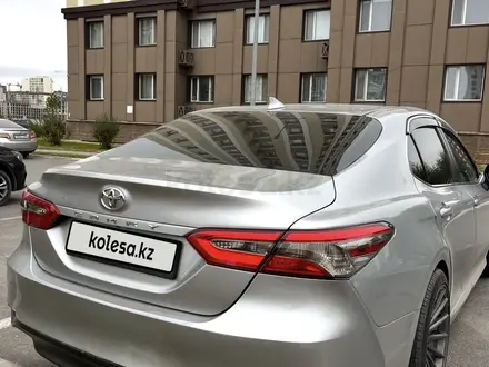 Toyota Camry 2019 года за 9 400 000 тг. в Астана – фото 2