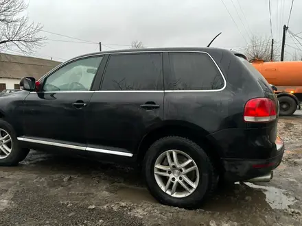 Volkswagen Touareg 2005 года за 3 000 000 тг. в Актобе – фото 3