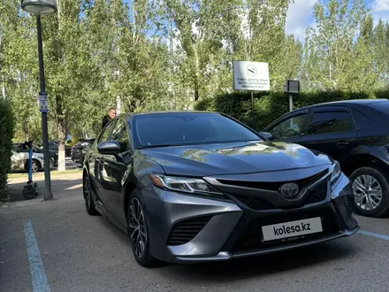 Toyota Camry 2018 года за 12 000 000 тг. в Семей – фото 20