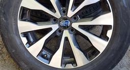 Оригинальные диски R18 Subaru Outback (2017-2021) с летними шинами за 400 000 тг. в Алматы