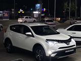 Toyota RAV4 2017 года за 10 800 000 тг. в Уральск