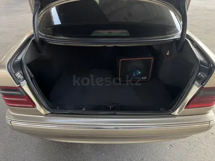 Mercedes-Benz E 320 1999 года за 3 300 000 тг. в Алматы – фото 16