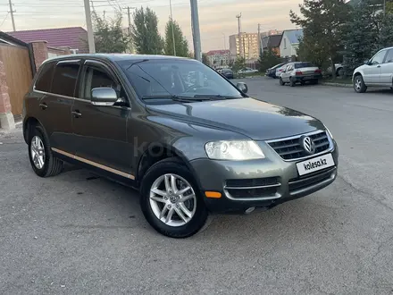 Volkswagen Touareg 2006 года за 5 500 000 тг. в Астана – фото 2