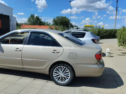 Toyota Camry 2005 года за 4 900 000 тг. в Актобе – фото 2