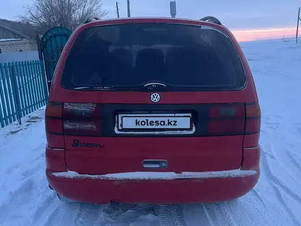 Volkswagen Sharan 1997 года за 1 200 000 тг. в Уральск – фото 2