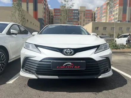 Toyota Camry 2023 года за 15 850 000 тг. в Астана