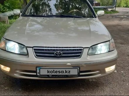 Toyota Camry 2001 года за 3 300 000 тг. в Караганда – фото 2