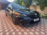 Toyota Camry 2021 годаfor10 500 000 тг. в Актобе – фото 2