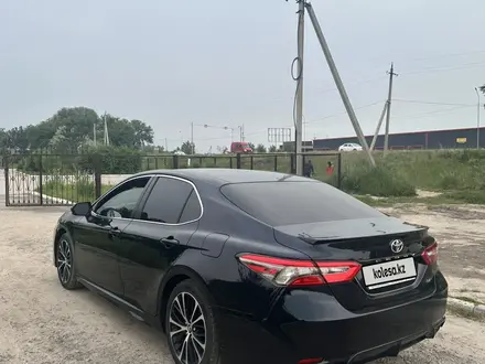 Toyota Camry 2018 года за 11 800 000 тг. в Алматы – фото 10