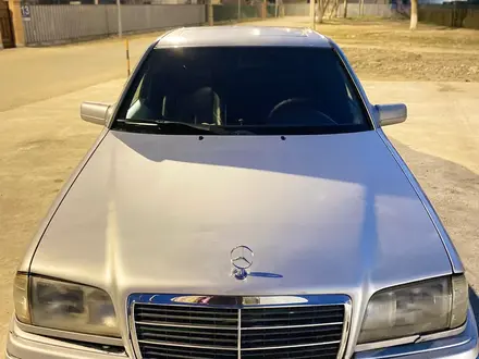 Mercedes-Benz C 280 1994 года за 2 400 000 тг. в Атырау – фото 2