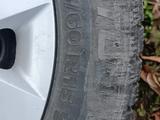 Комплект зимних шин с родными дисками на Volkswagen за 100 000 тг. в Семей – фото 2