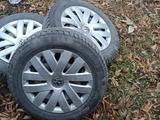 Комплект зимних шин с родными дисками на Volkswagen за 100 000 тг. в Семей