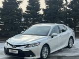 Toyota Camry 2021 года за 15 300 000 тг. в Алматы – фото 2