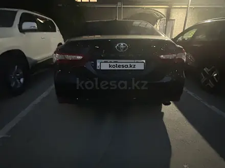 Toyota Camry 2019 года за 12 000 000 тг. в Атырау – фото 2