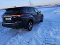 Toyota Highlander 2023 года за 29 000 000 тг. в Риддер – фото 8