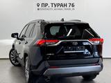 Toyota RAV4 2021 года за 17 250 000 тг. в Астана – фото 2