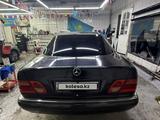 Mercedes-Benz E 320 1999 года за 2 500 000 тг. в Семей – фото 4