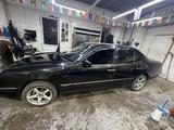 Mercedes-Benz E 320 1999 года за 2 500 000 тг. в Семей – фото 2