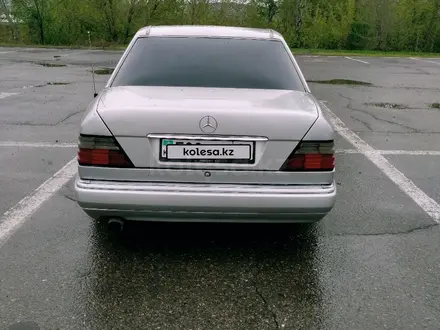 Mercedes-Benz E 220 1993 года за 2 450 000 тг. в Усть-Каменогорск – фото 11
