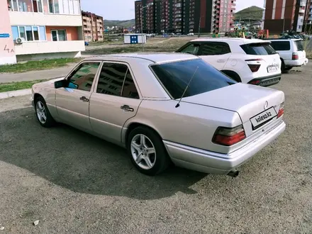 Mercedes-Benz E 220 1993 года за 2 450 000 тг. в Усть-Каменогорск – фото 2
