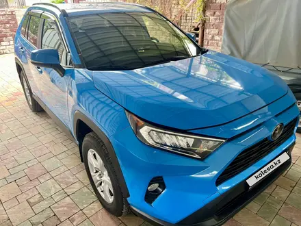 Toyota RAV4 2020 года за 12 900 000 тг. в Актобе – фото 2