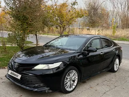 Toyota Camry 2018 года за 9 900 000 тг. в Шымкент – фото 3