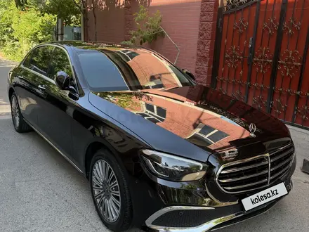Mercedes-Benz E 300 2023 года за 26 350 000 тг. в Алматы – фото 2
