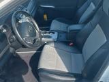 Toyota Camry 2012 года за 5 300 000 тг. в Уральск – фото 2