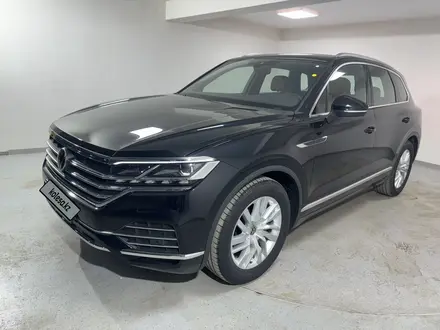 Volkswagen Touareg 2022 года за 26 800 000 тг. в Костанай