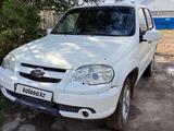 Chevrolet Niva 2011 года за 1 900 000 тг. в Уральск – фото 2