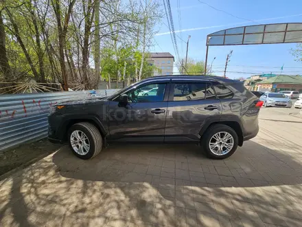 Toyota RAV4 2021 года за 16 600 000 тг. в Уральск – фото 2