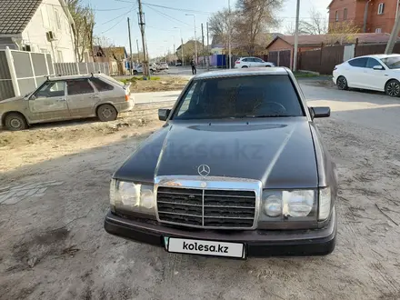 Mercedes-Benz E 260 1992 года за 1 550 000 тг. в Атырау