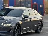 Hyundai Sonata 2022 года за 13 450 000 тг. в Астана – фото 2