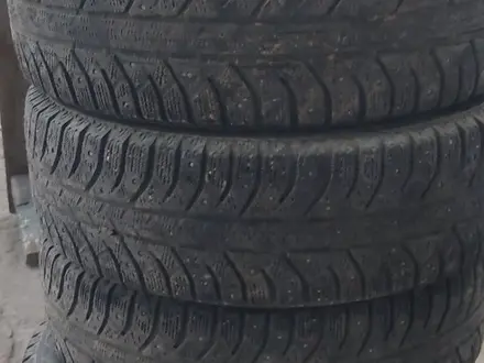 Резина зимняя, Bridgestoun за 30 000 тг. в Семей