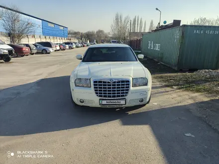 Chrysler 300C 2005 года за 5 000 000 тг. в Алматы – фото 2