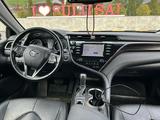Toyota Camry 2018 года за 13 500 000 тг. в Алматы – фото 5