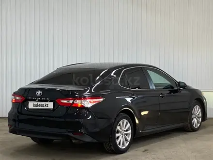 Toyota Camry 2018 года за 8 696 700 тг. в Астана – фото 3