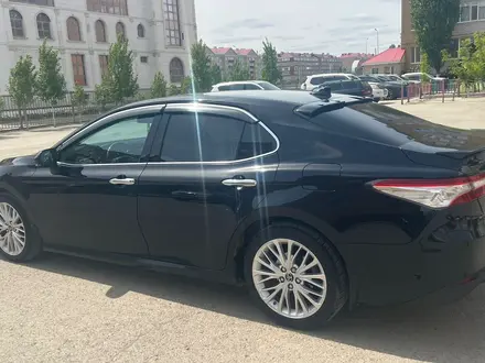 Toyota Camry 2019 года за 13 800 000 тг. в Актобе – фото 5