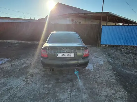 Audi A4 1998 года за 1 500 000 тг. в Атырау – фото 4