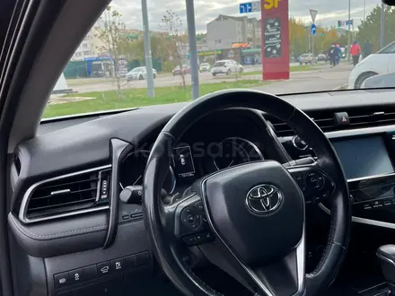 Toyota Camry 2018 года за 11 400 000 тг. в Астана – фото 13