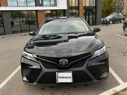 Toyota Camry 2018 года за 11 400 000 тг. в Астана