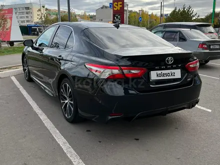 Toyota Camry 2018 года за 11 400 000 тг. в Астана – фото 4